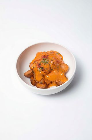 Patatas Bravas con Emulsión de Aceite Picante de la Vera