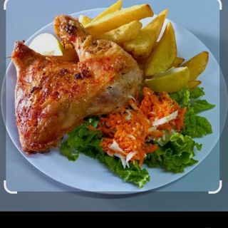 Sopa de pollo +pollo asado papas fritas ensalada helado