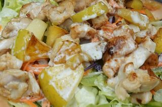 Amanida Tèbia De Pollastre I Poma Saltejats Amb Salsa De Iogurt