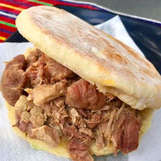 Carne Vinho e Alhos no Bolo do Caco