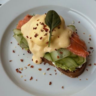 Авокадо-тост з лососем