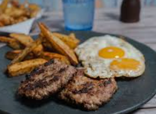 Dos hamburguesas con patatas