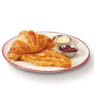 Croissant de mantequilla y mermelada