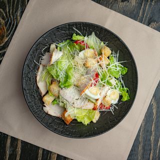 Салат Цезарь с курицей
