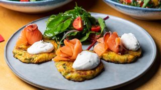 Овощные драники с малосольным лососем 