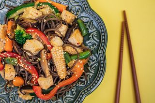 Soba z owocami i tofu