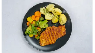 Grillowany filet z kurczaka podany z warzywami z patelni, ziemniaki