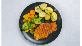 Grillowany filet z kurczaka podany z warzywami z patelni, ziemniaki