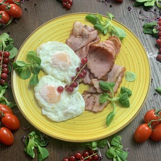 Oua ochiuri cu bacon 