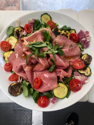 Carpaccio di bresaola, rucola, grana e pomodorini