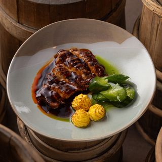 Свинний ошийок з овочами та картоплею, запечений на мангалі під витриманим  червоним соусом (130/40/100 г)