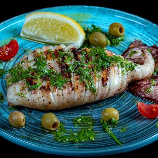 Калмар на плоча с магданозено песто (250г)