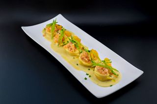 Agnolotto di baccalà con crema di porri e tartare di gamberi