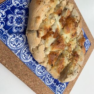 Focaccia s/g mozzarella, ajo y orégano