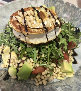 Запечено козе сирене с домати и авокадо