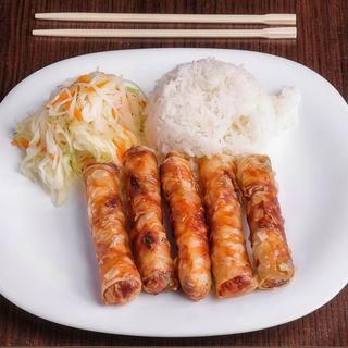 Sajgonki z surówką i ryżem 4szt