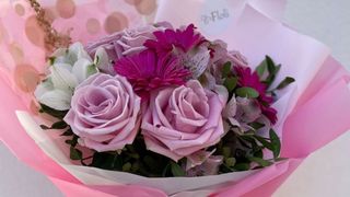 Bukiet Niespodzianka - bukiet z kwiatów mieszanych w kolorystyce amarantowo- różowej