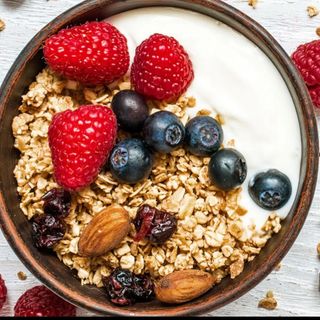 Bowl De Yogurt Con Granola Y Frutas