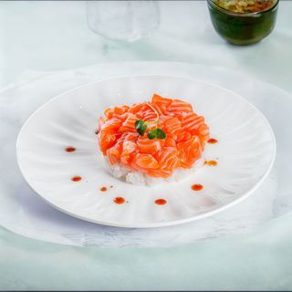 8. Tartar Salmon con arroz