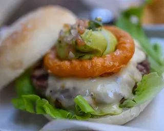 Burguer Galifornia. Con patatas y salsa!