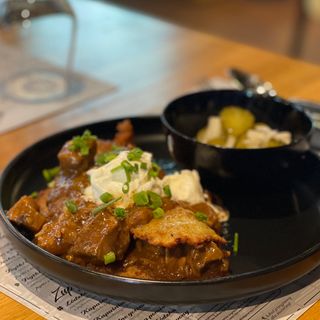 Placek po zbójnicku z sosem mięsnym