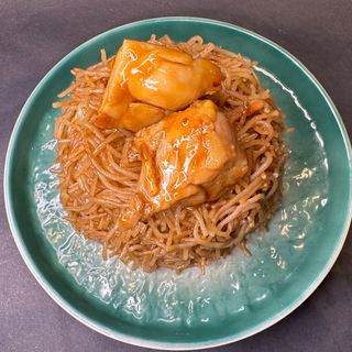 24. FIDEOS DE ARROZ CON POLLO