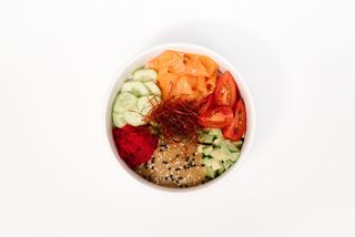 Поке боул з лососем та горіховим соусом