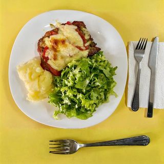 Пилешка пържола с песто моцарела и гарнитура (400г)