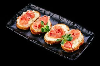 Bruschete cu prosciutto si mozzarella