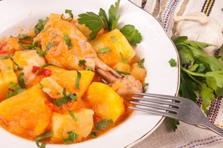 Пилешко бутче с картофи яхния