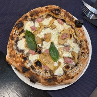 Pizza tartufo, porcini e salsiccia
