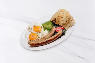 Завтрак со страчателлой, колбасками, авокадо, яйцом, фокаччей, колбасками