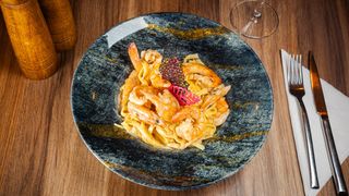 Tagliatelle cu creveți și cremă de trufă albă