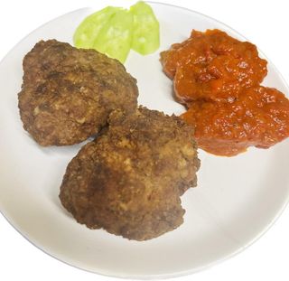 Пържени кюфтета с гарнитура зеле и моркови (350г)