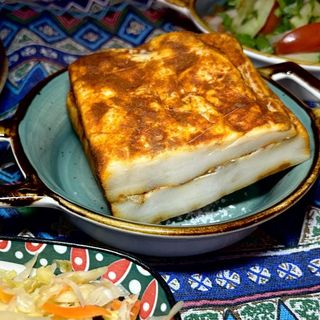 სალა აჯიკით(200გრ) ნიორით და შავი პურით