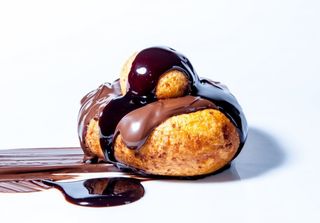 Papanasi cu Ciocolata si Topping de Ciocolata Alba 150Gr.