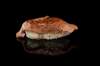 Nigiri De Lomo Alto De Vaca Con Trufa (2 Pzs.)