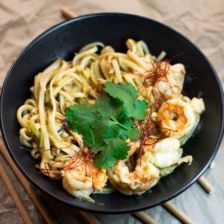 Удон локшина з тигровими креветками у вершковому соусі (300г)