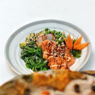 Pokè salmone