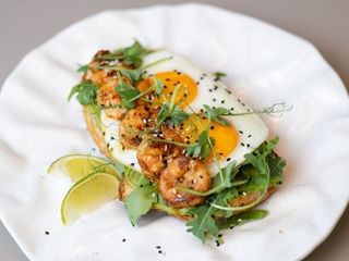 Bułka francuska z krewetkami