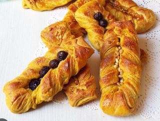 Treccina di sfoglia con uva, passa