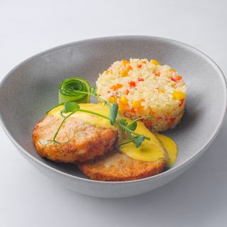 Куриные котлеты с рисом под сырным соусом 