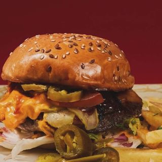 Burger Spicy + Cartofi cu usturoi și pătrunjel 