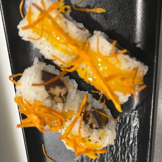 91. Uramaki De Atún Y Nuez Roll (4 Pzs.)