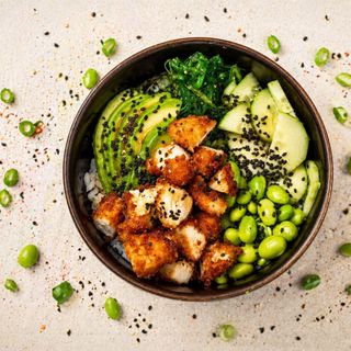 Poke de pollo crujiente
