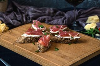 Брускети с крема сирене и прошуто (120г)