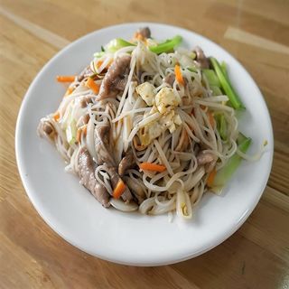 Tallarines o Fideos salteados con Pollo