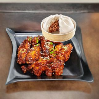 8 PCS KOREAN CHICKEN WINGS PLUS 1 STEAM BUN