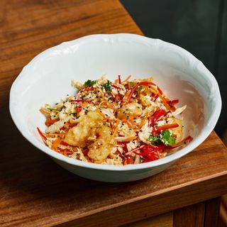 ტაილანდური სალათი ხრაშუნა კრევეტებით და კალმარით