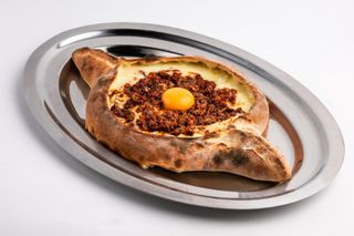 Chaczapuri-pizza “Bolońska”